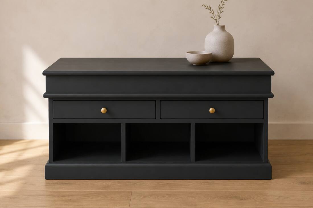 Zwart dressoir met messing knoppen